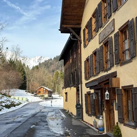 L'atelier D' En Bas Bed & Breakfast *